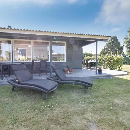 Three-bedroom Holiday In * אוטרופ