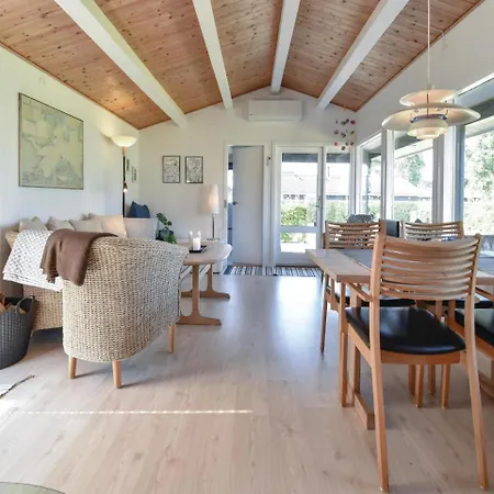 Three-bedroom Holiday In * אוטרופ